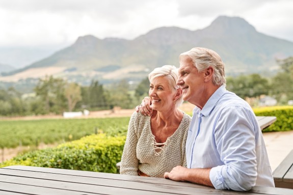 Ehepaar sitzt an einem Tisch in der Natur